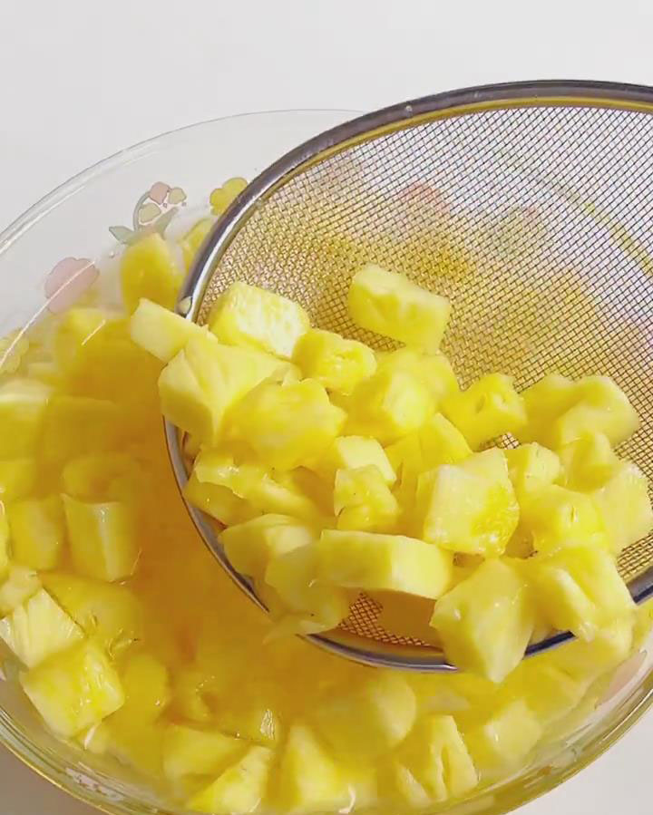 remove the pineapple cubes and drain them thoroughly