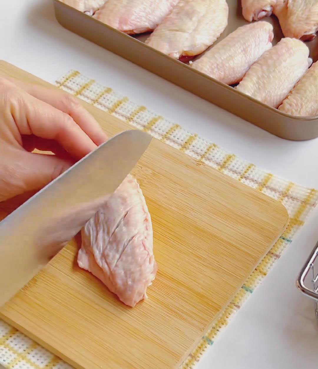 se a sharp knife to make 2–3 shallow cuts on each side of the wings