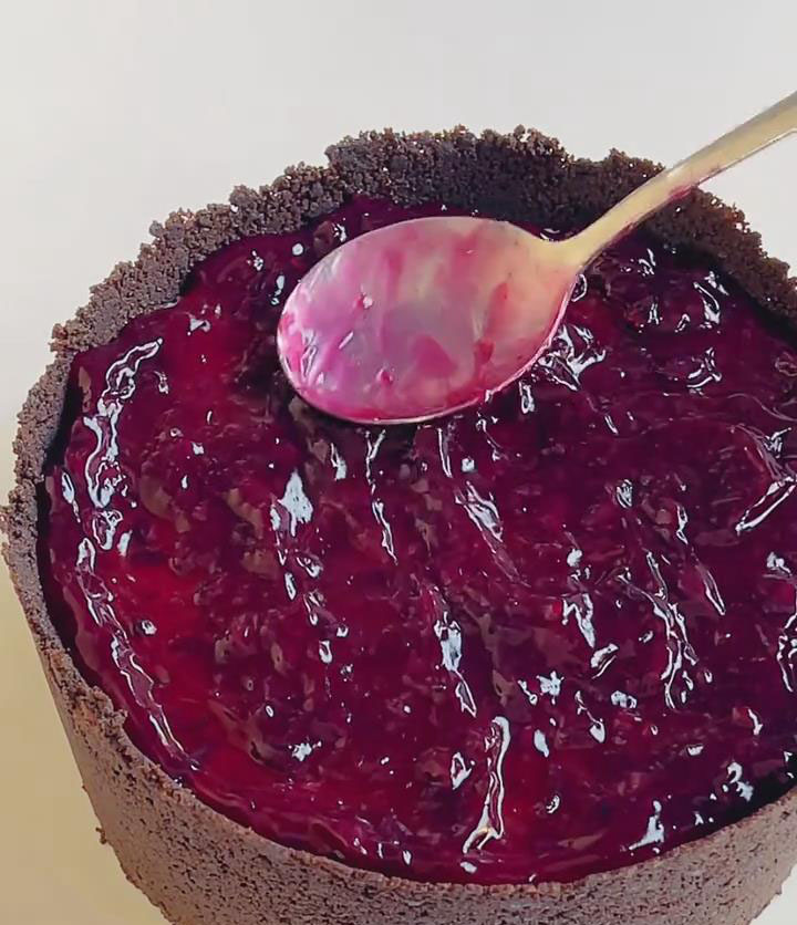 spread the additional 20 30g of blueberry jam over the top surface of the mousse