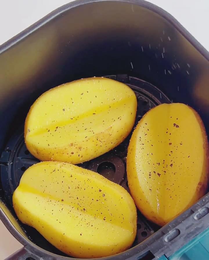 sprinkle salt and freshly ground black pepper