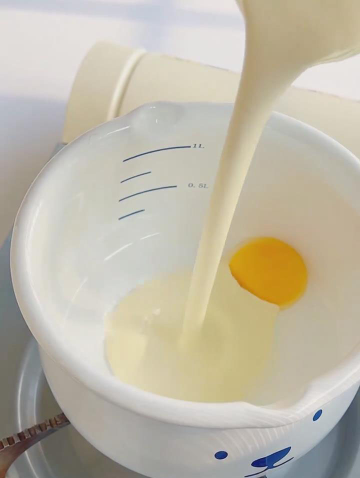 whisk 1 egg yolk with 180g heavy cream until smooth