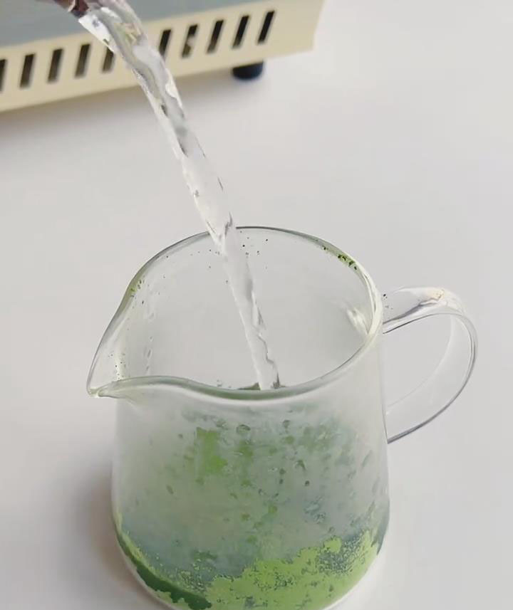 whisk 15g of the matcha powder with the 30ml of hot water
