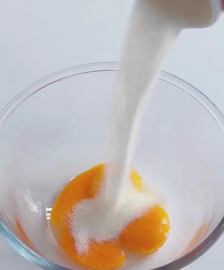 whisk 3 egg yolks with 50 g sweetener until smooth