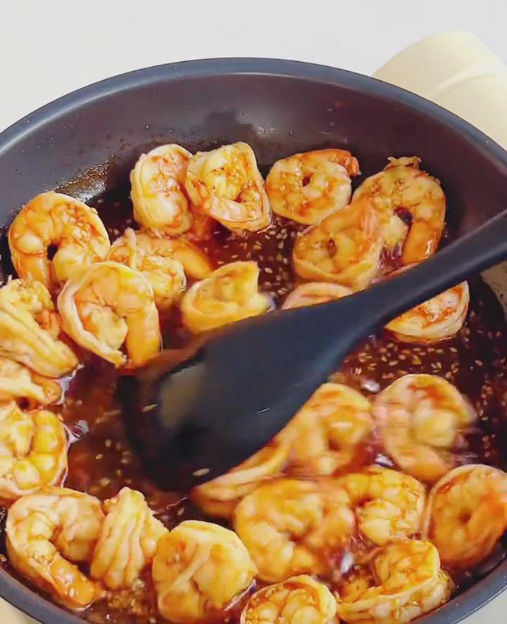Add the blanched shrimp to the thickened cola sauce