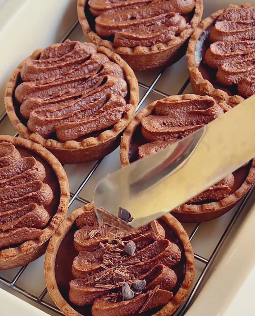 Finish with chocolate shavings or chips for a touch of elegance and crunch