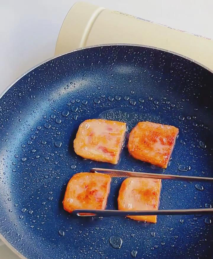 Fry the luncheon meat