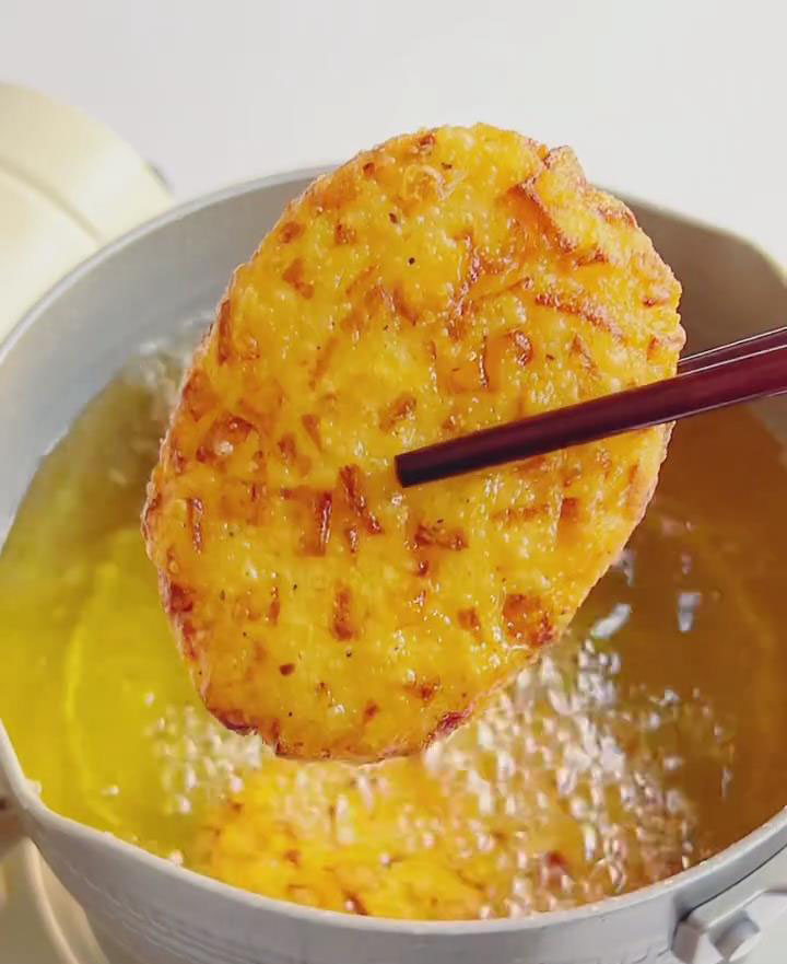 Return all the partially cooked hash browns to the hot oil