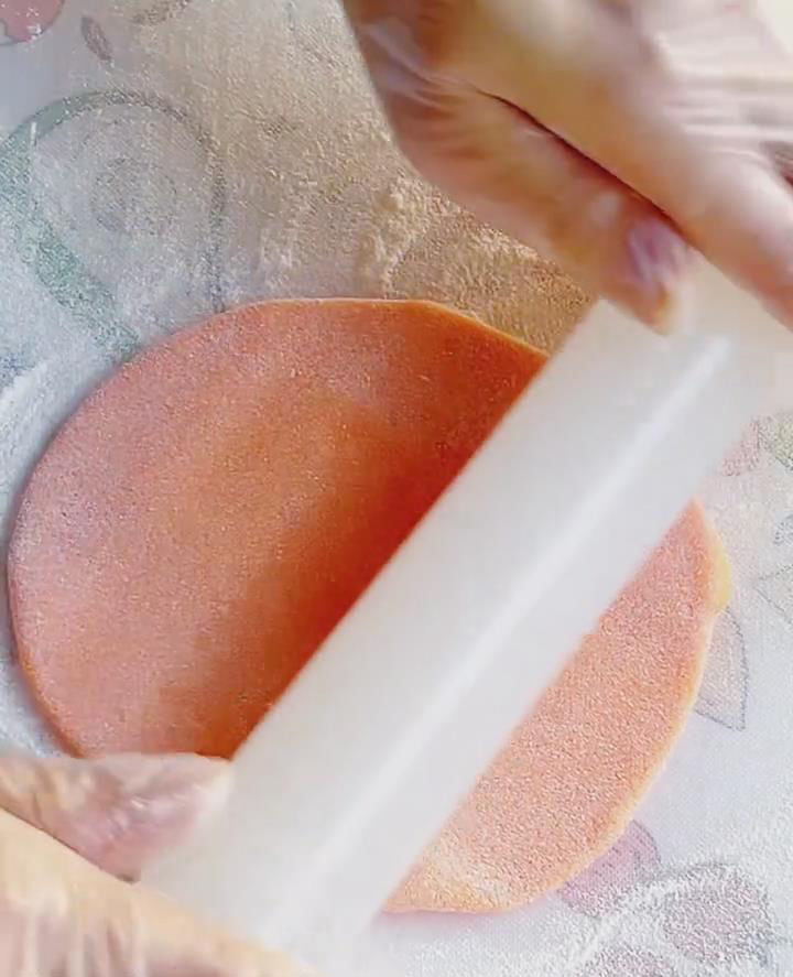 Roll out one mochi piece into a circle about 8 cm in diameter