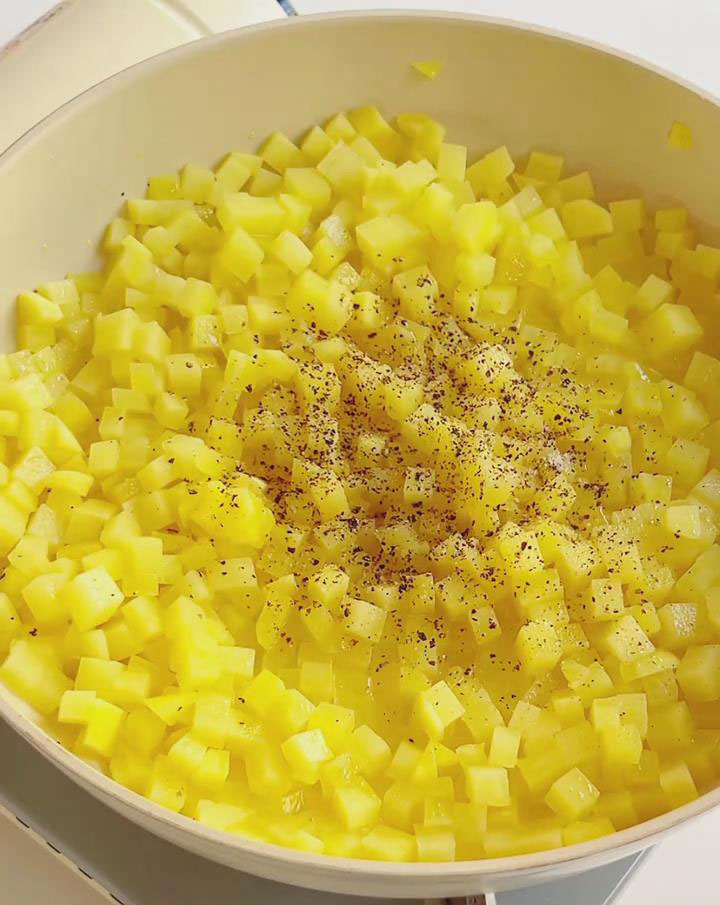 Sprinkle black pepper and sea salt