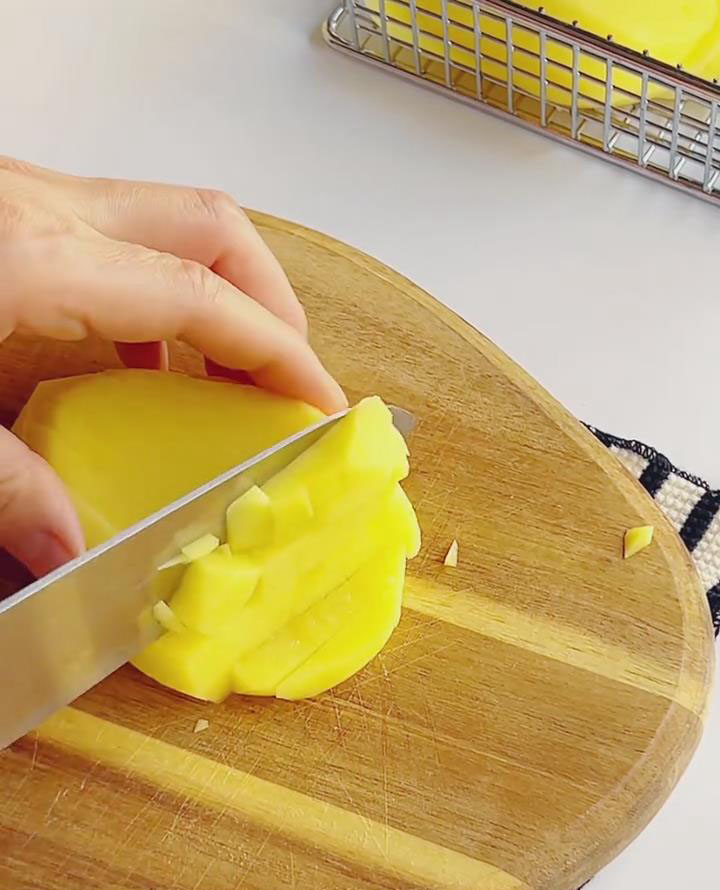 cut potatoes into 1 cm cubes