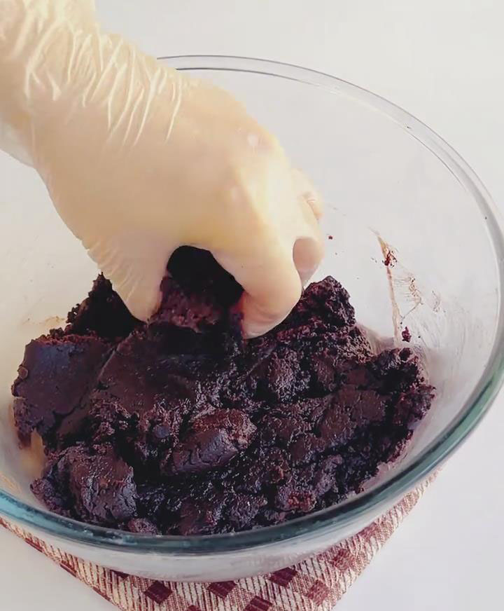 divide the dough into equal 60 g portions