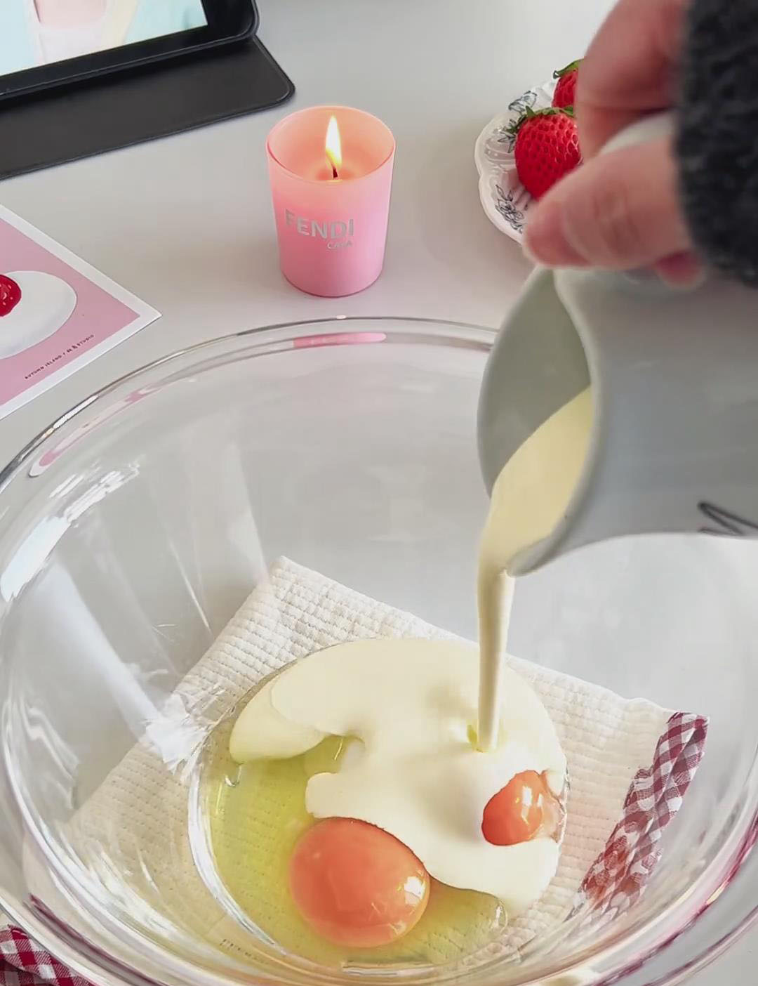 Add the egg, egg yolk, and 6 g sugar to a bowl. Pour in 100 ml heavy cream and 30 ml strawberry milk