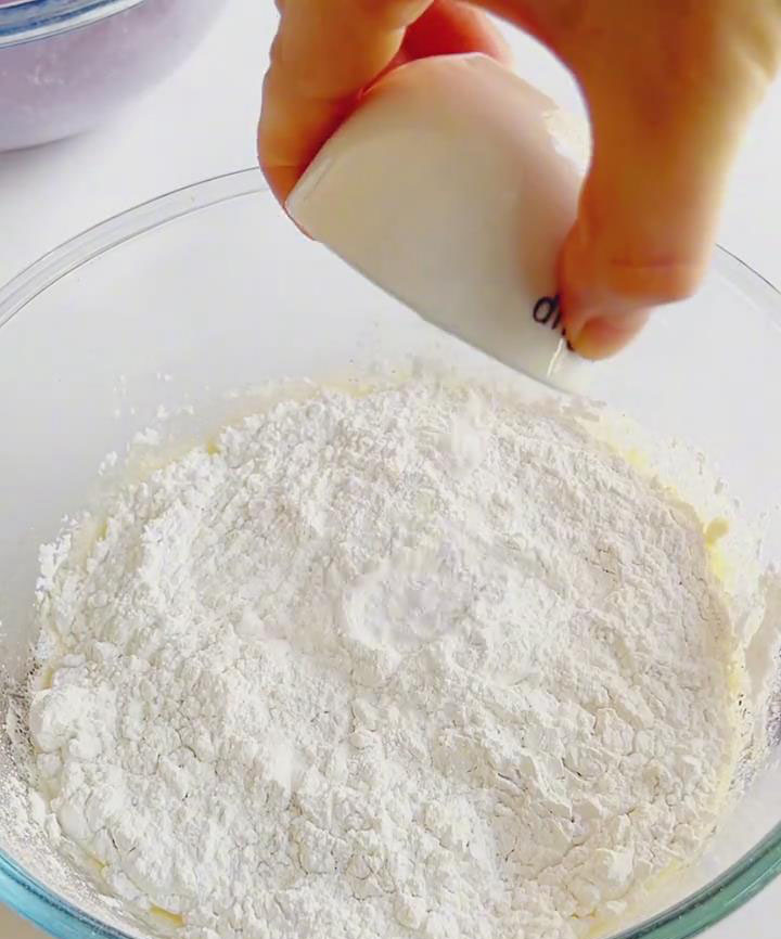 Add the glutinous rice flour and baking powder