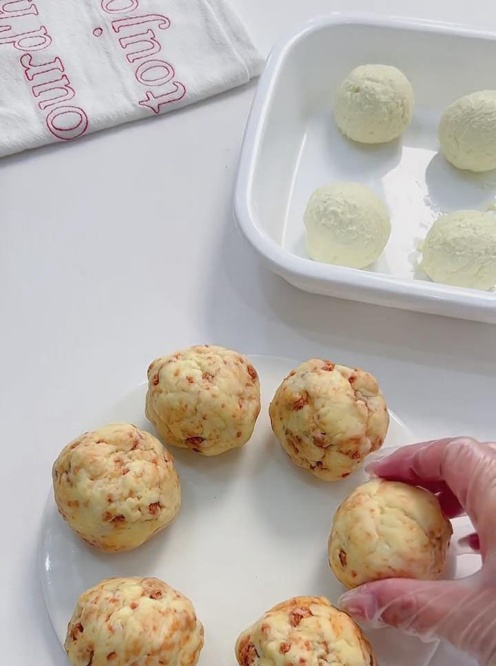 Divide the scone dough into 6 pieces