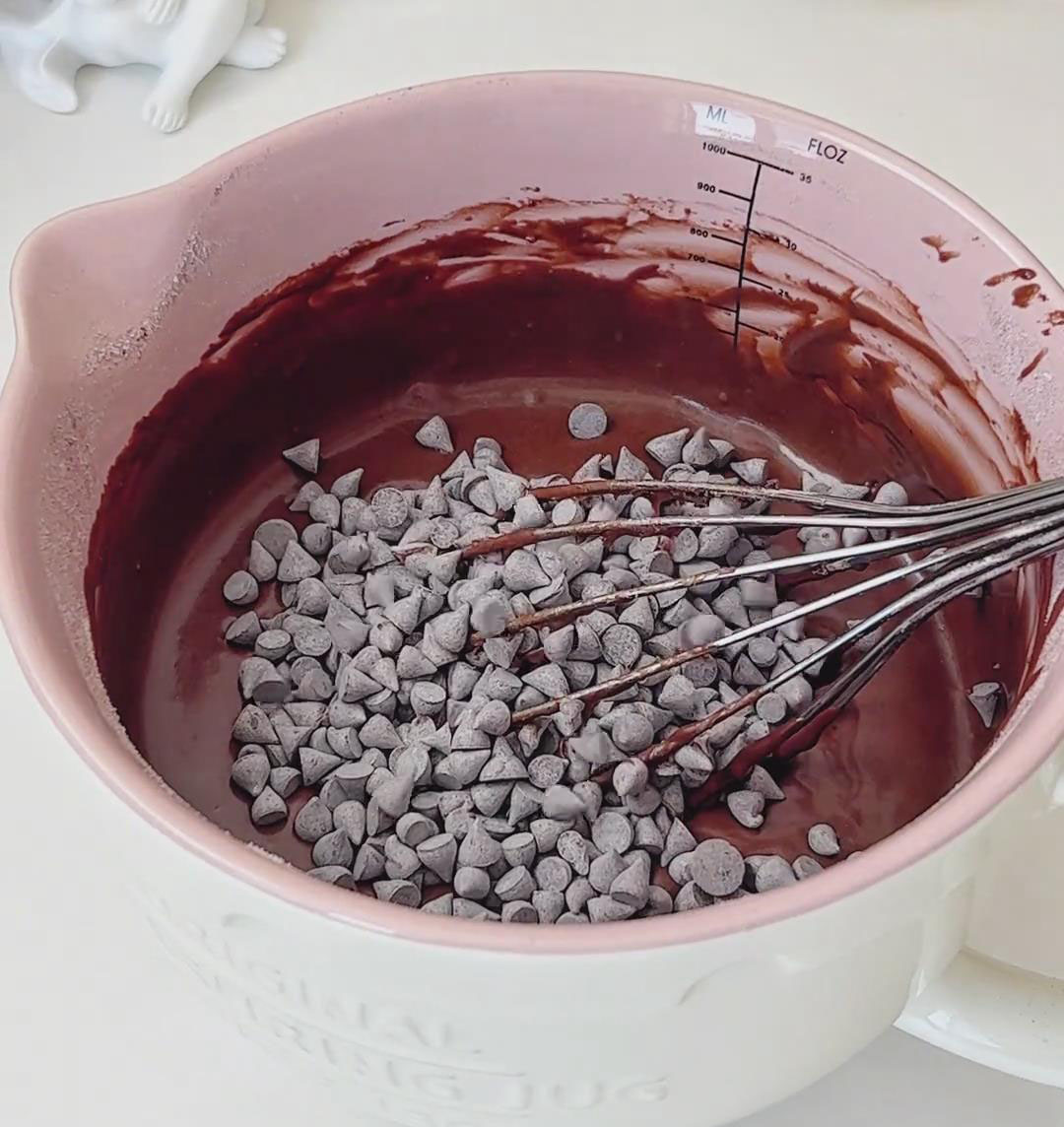 Fold in 50 g of heat resistant chocolate chips