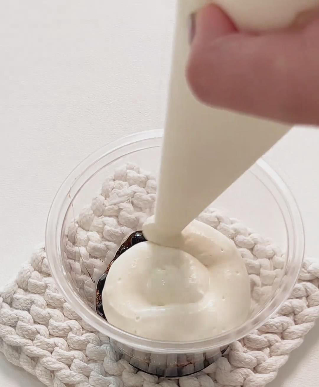 Pipe in a layer of cream