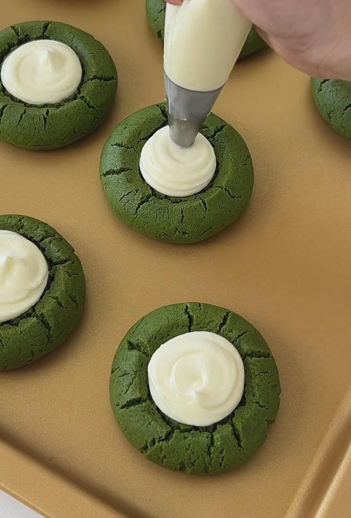 Pipe the filling into the cookie center