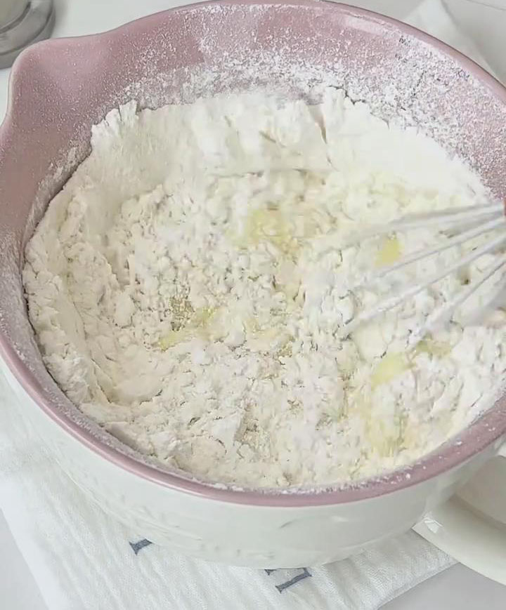 Sift the 130g of cake flour, 20g of cornstarch, 30g of milk powder, and 8g of baking powder directly into the bowl