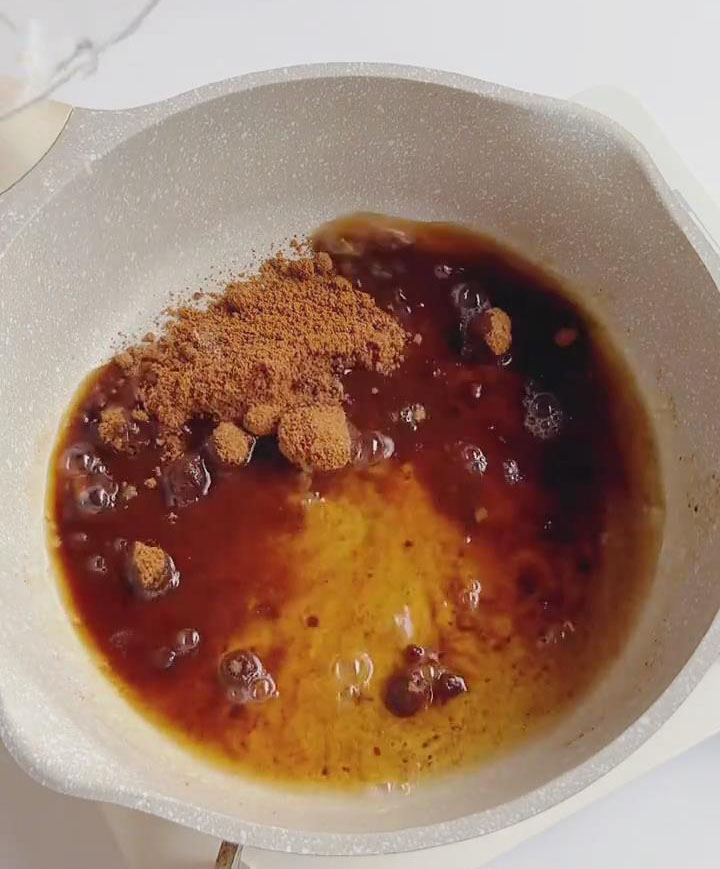 combine 100 g of water and 60 g of brown sugar