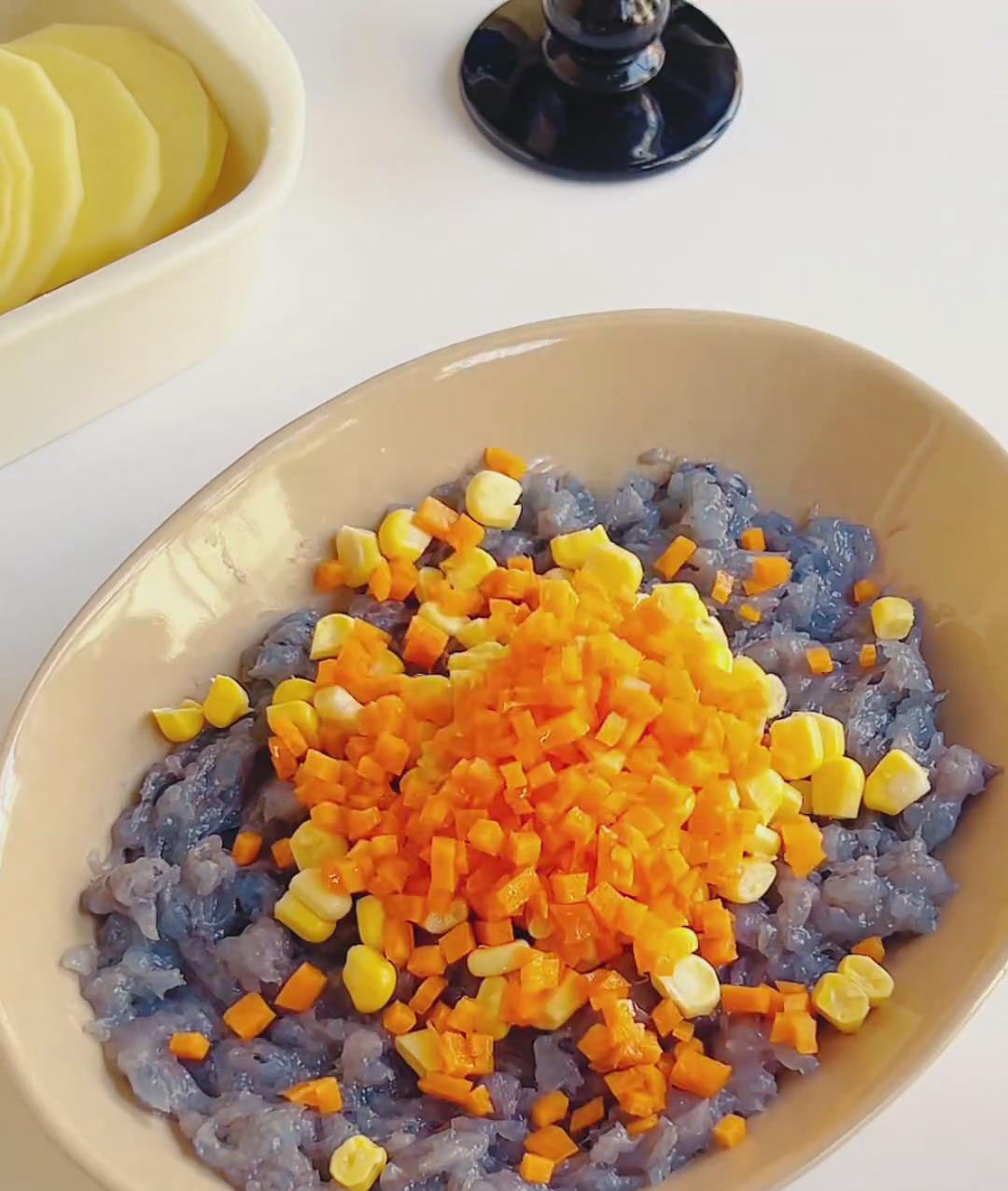 combine the 150g of shrimp paste, 30g of corn kernels, and the chopped carrot