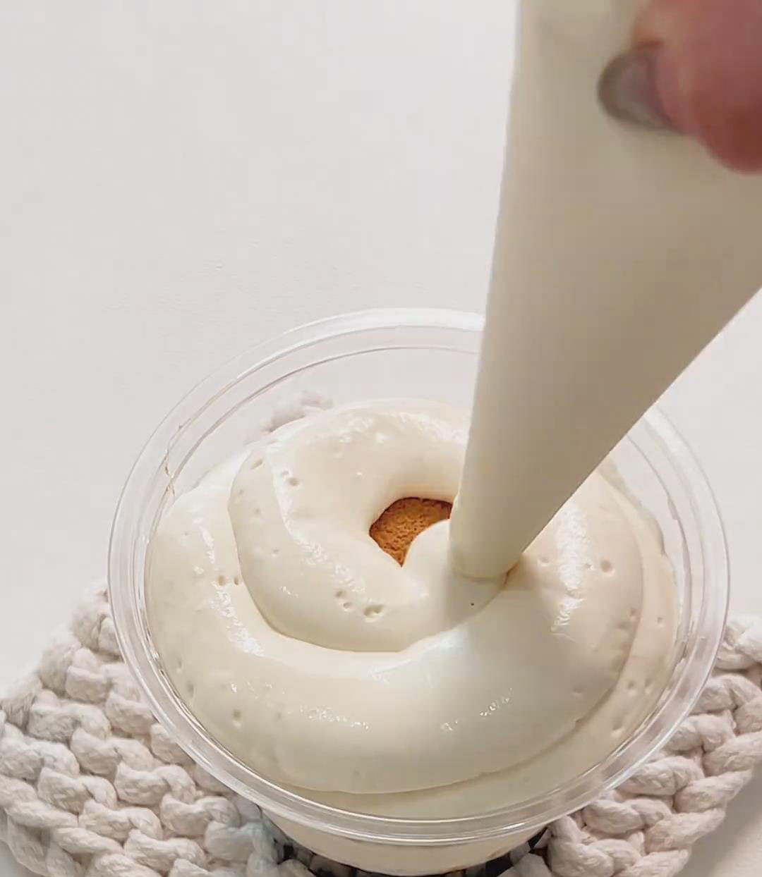 pipe another layer of cream