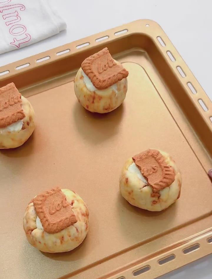 press half a Biscoff cookie on top of each scone