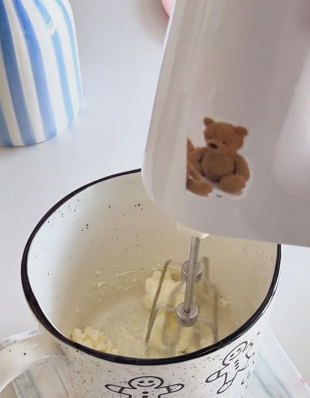 se an electric mixer on low speed to beat until smooth and combined