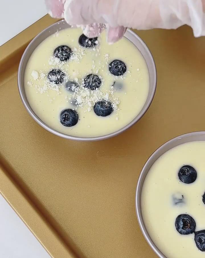 sprinkle the prepared streusel topping