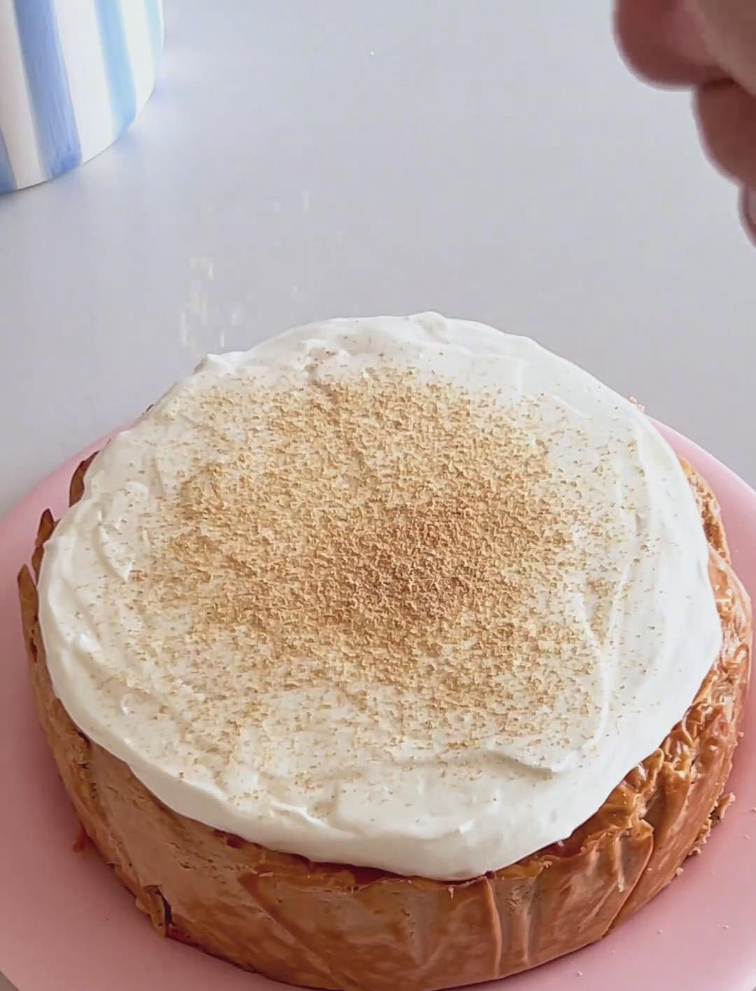 you can lightly dust the top with a bit of additional Thai tea powder or, as suggested, a sprinkle of soybean powder