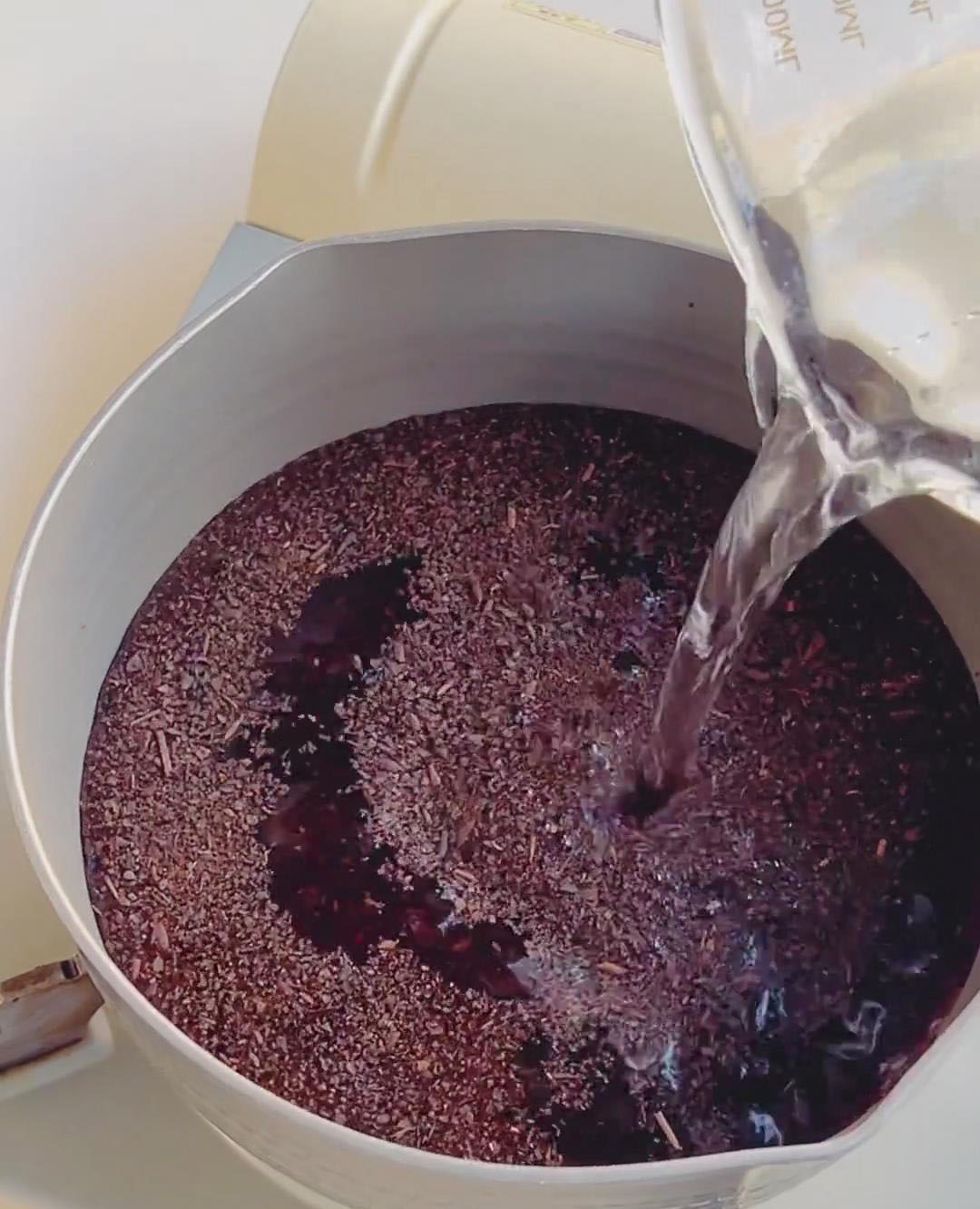 Add 20 g Thai tea and 550 g water to a small pot