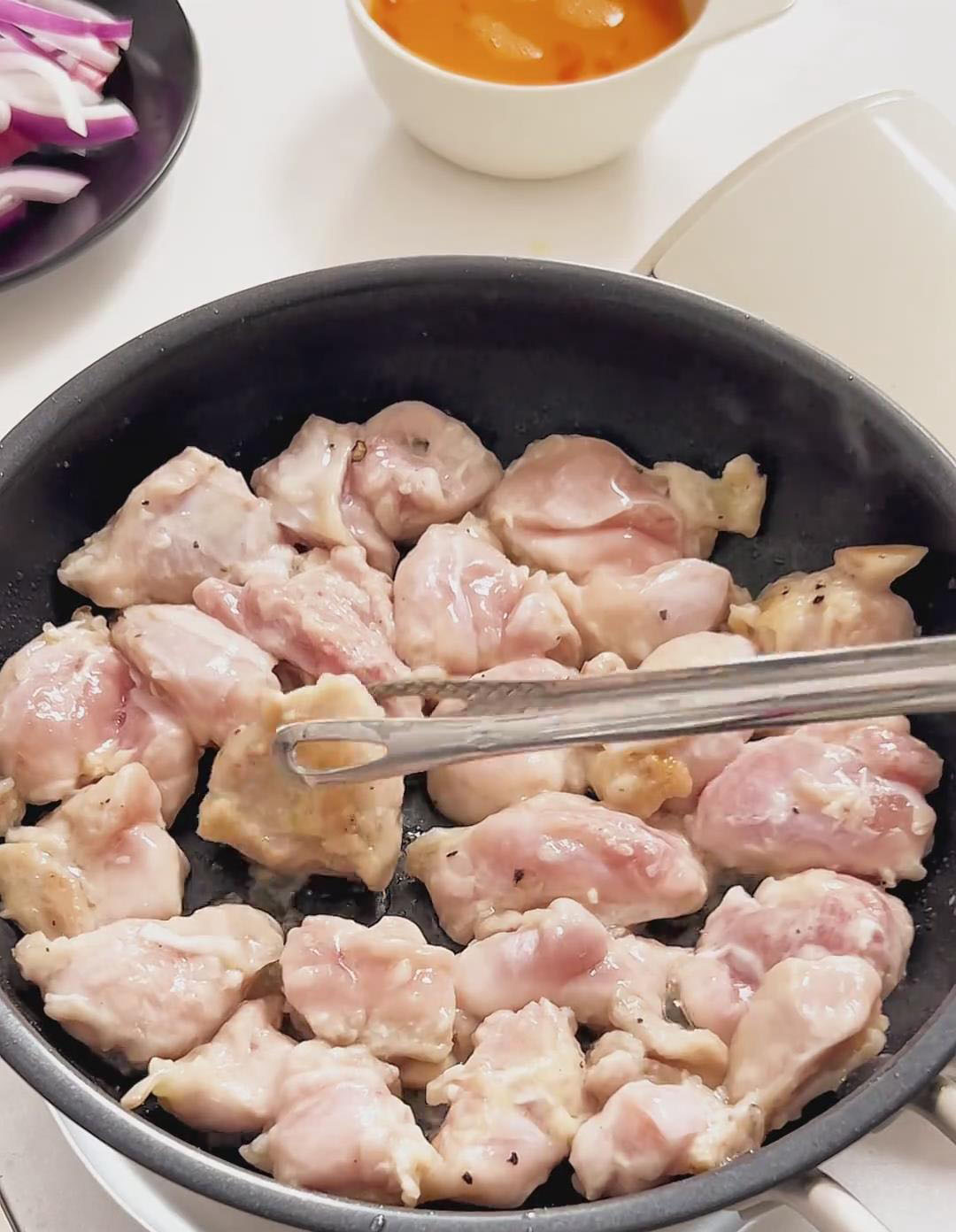 Add the marinated chicken in a single layer