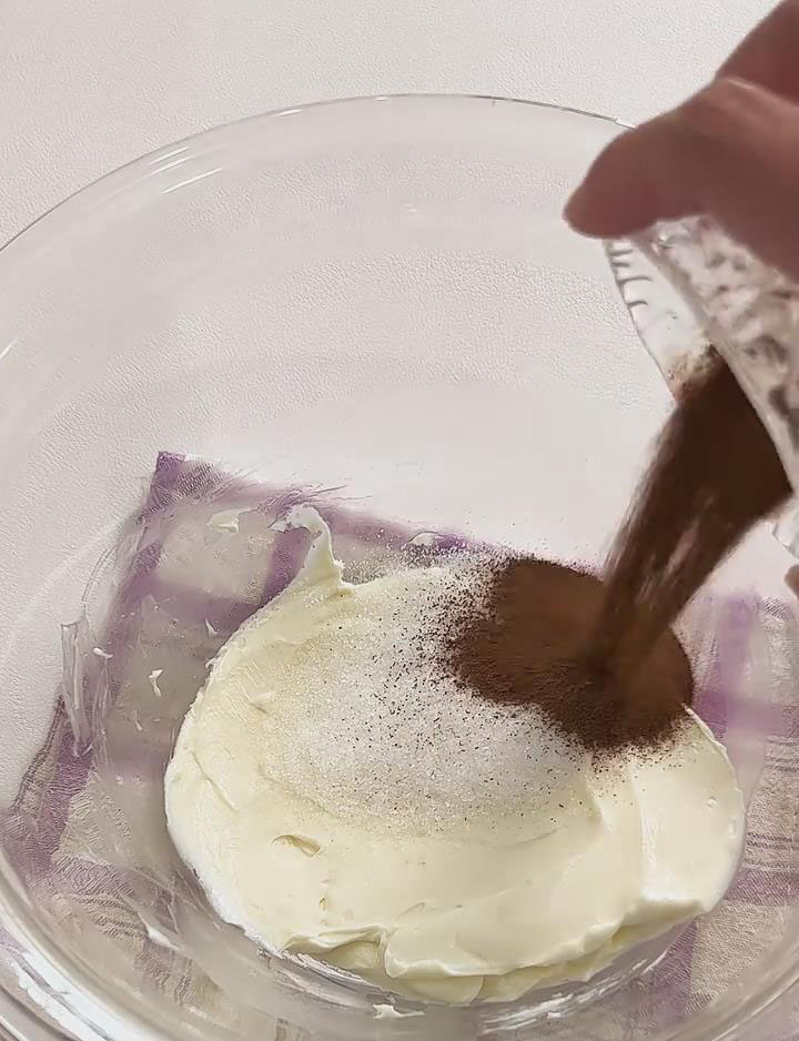 Mix 115g softened cream cheese, 10g sugar, and 2g coffee powder until smooth