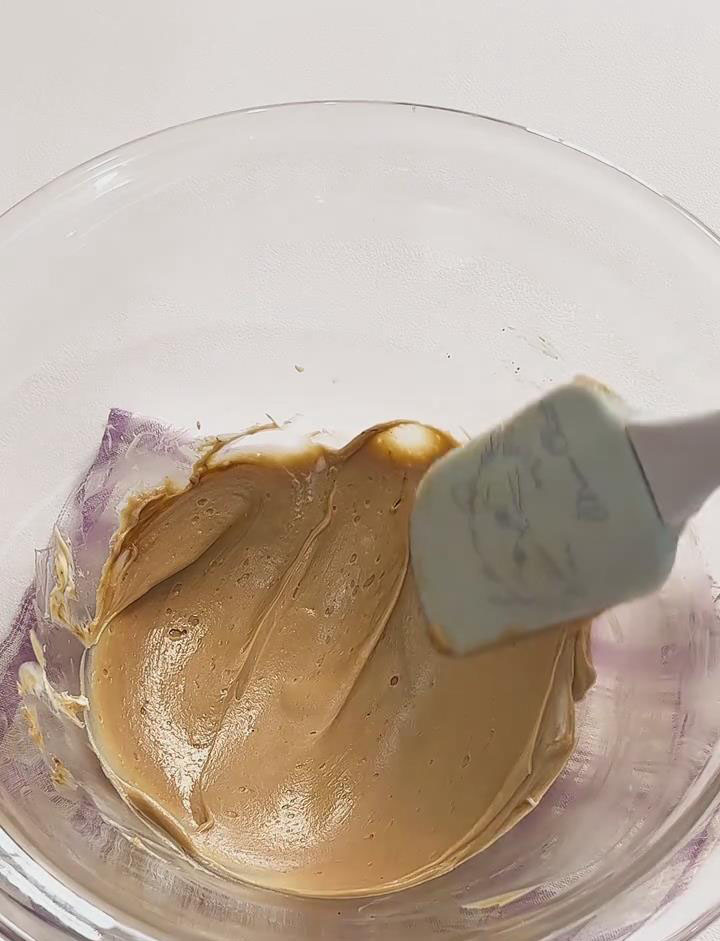 Mix 115g softened cream cheese, 10g sugar, and 2g coffee powder until smooth2