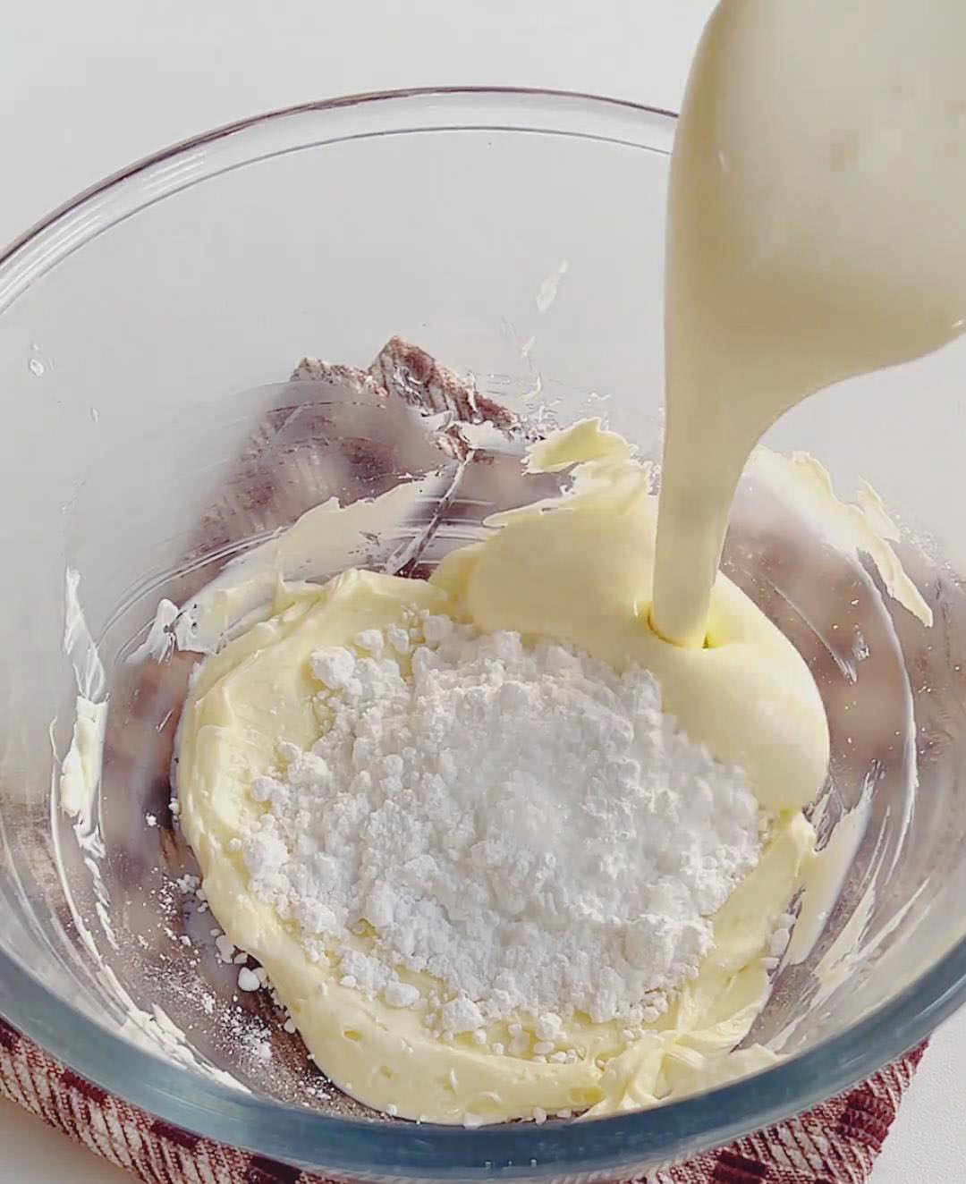 Pour in 200 g whipping cream