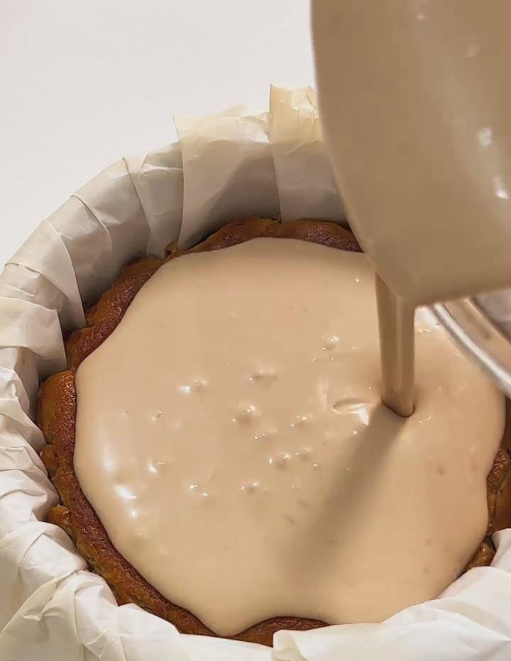 Pour the top layer cream onto the completely cooled Basque bottom