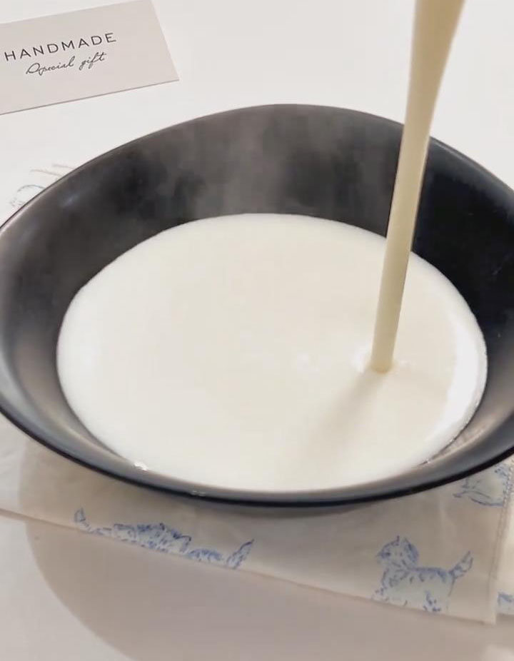 Pour the warm peanut soup into bowls