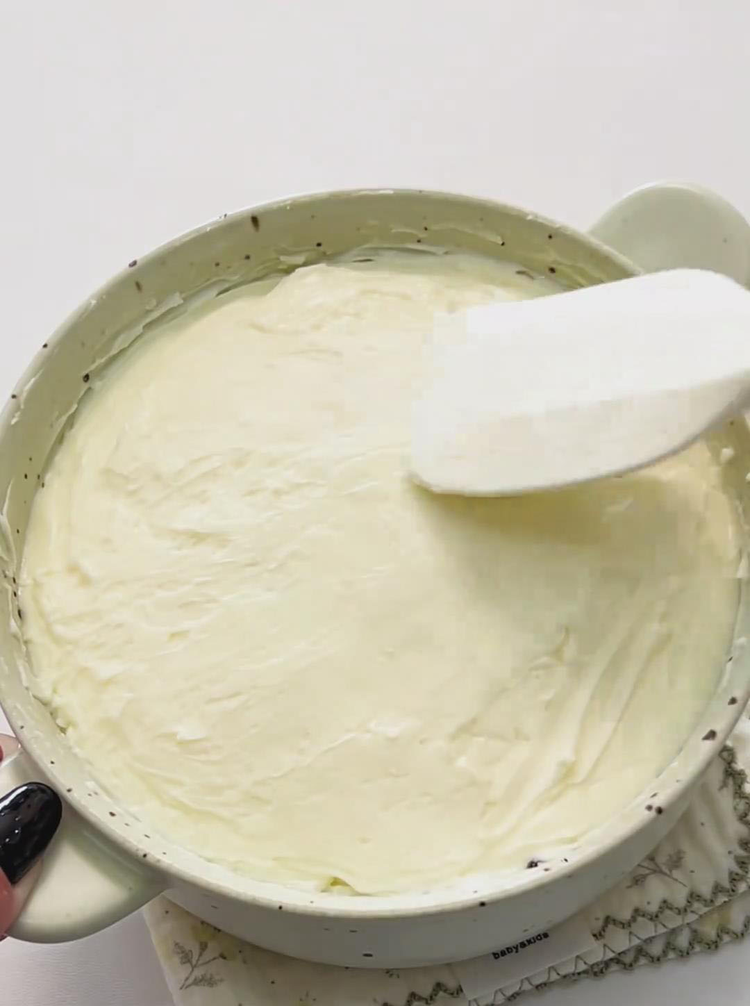 spread the cream cheese frosting evenly over the top2